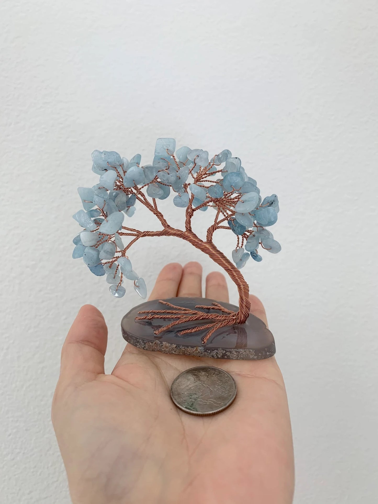 Natural Aquamarine Crystal Money Tree Agate Slice Base Feng Shui Crystal Tree for Wealth Luck Bonsai Chakra Healing Gemstone Tree Wire Sculpture Tree