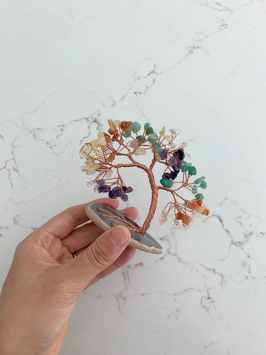 Natural Colorful Crystal Money Tree Agate Slice Base Feng Shui Crystal Tree for Wealth Luck Bonsai Chakra Healing Gemstone Tree Wire Sculpture Tree