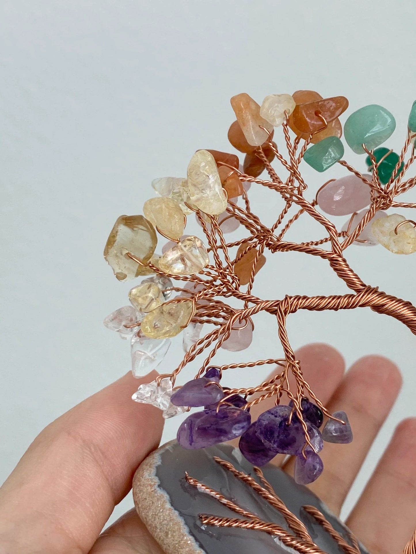 Natural Colorful Crystal Money Tree Agate Slice Base Feng Shui Crystal Tree for Wealth Luck Bonsai Chakra Healing Gemstone Tree Wire Sculpture Tree